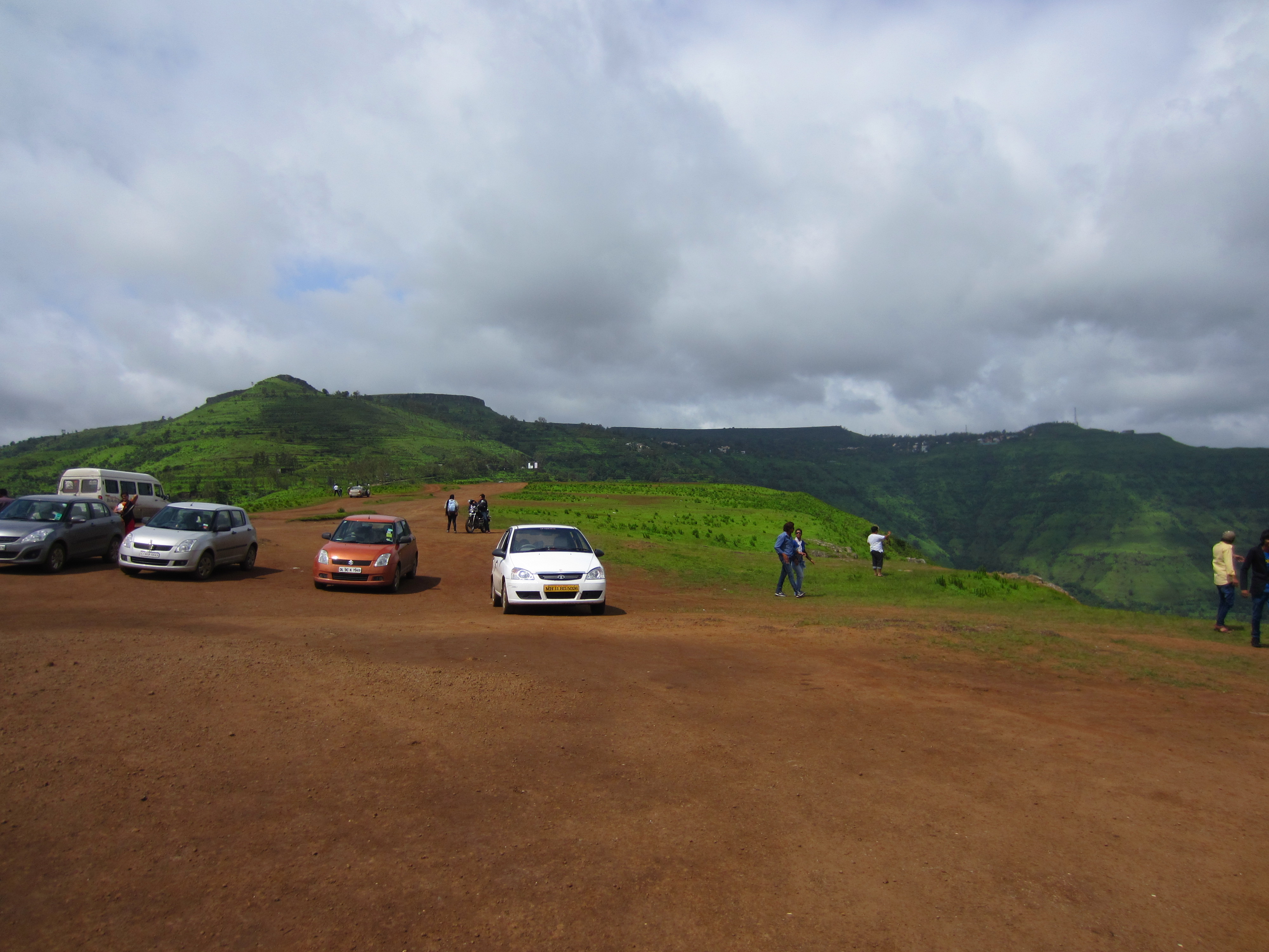 Panchgani Cars parked at Harrisons Folly